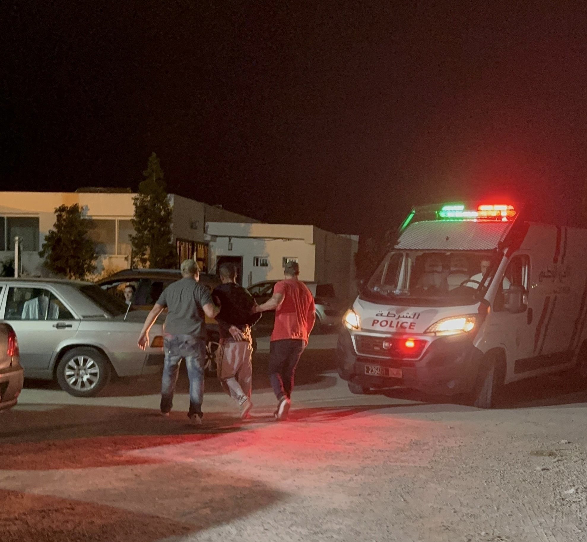 لحظة اقتياد أحد الجانحين من طرف العناصر الأمنية بتطوان 